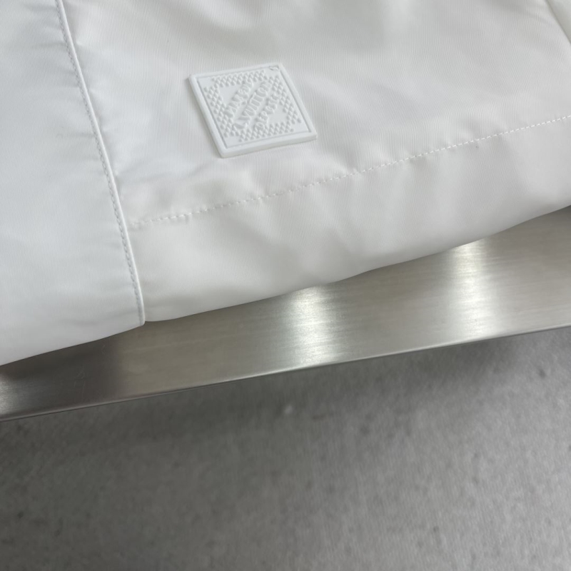 l0vis Vvtt0n outwear